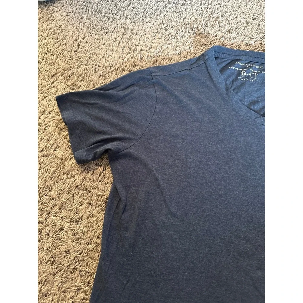 Banana Republic Men's Blue Eco Premium Wash V-Neck Tee Size Large